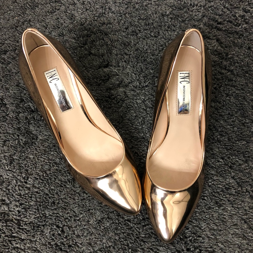 INC gold pumps